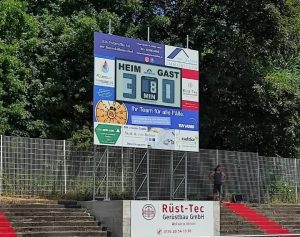 Auf der modernen Anzeigetafel können die Fußballfans den Spielstand einsehen.