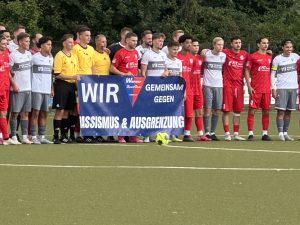 Zu-Beginn-der-Begegnung-setzten-beide-Teams-ein-Zeichen-gegen-Rassismus. (rur)