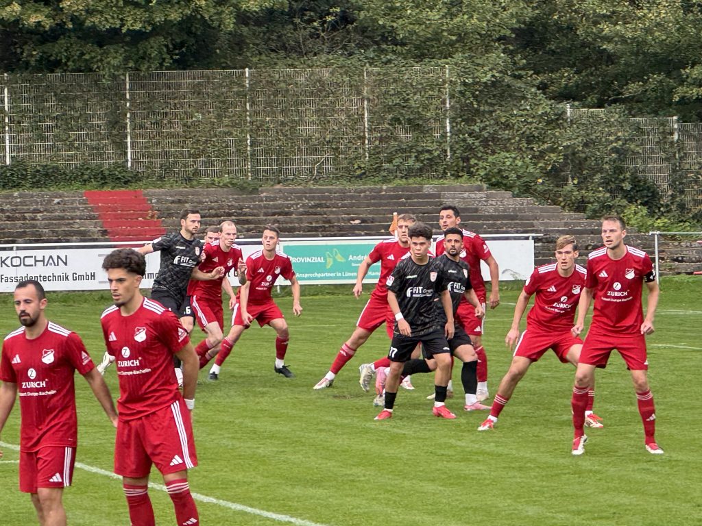 Rot-Weiß Deuten in Überzahl, doch der Sieg ist unser.© rur