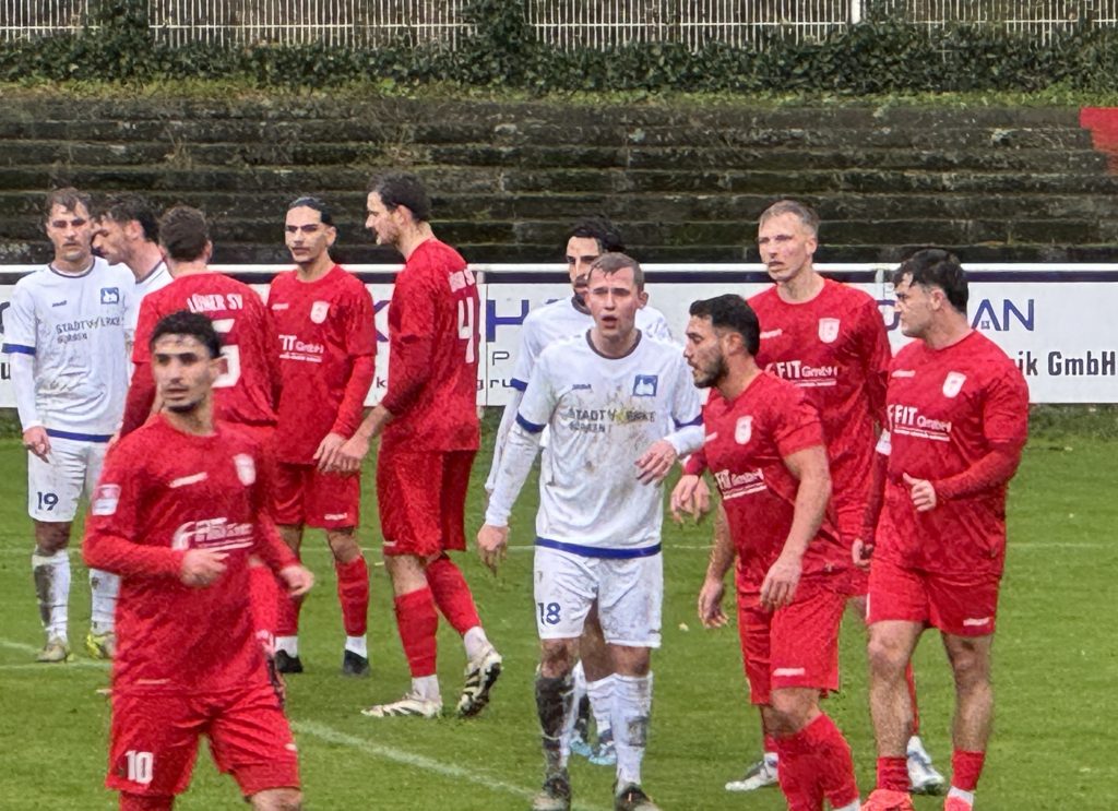 Viel rot und wenig weiß, die LSV Devensive hat die Westfalia Gemen im Griff © rur