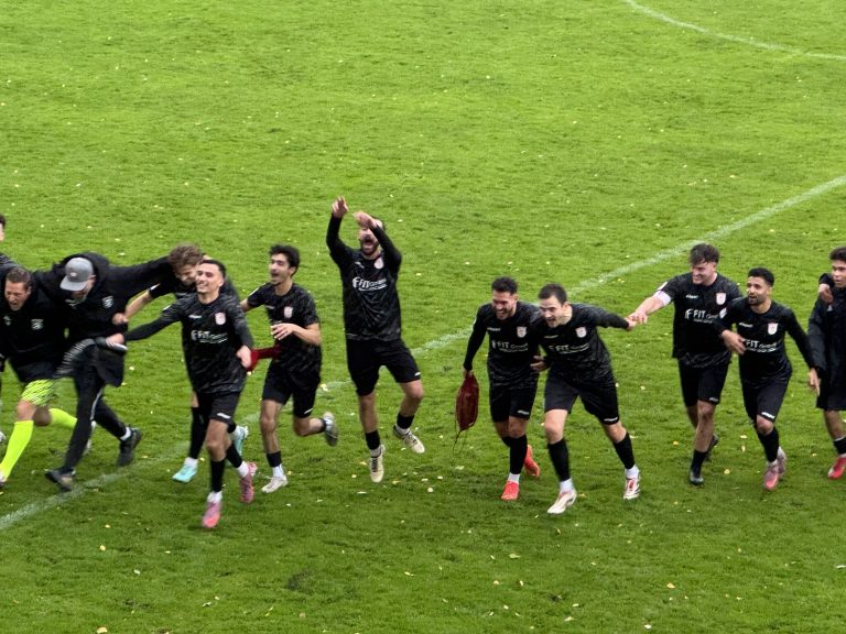 Kollektiver Jubel mit den Fans nach dem 1:2 Sieg über die Hammer SV. © rur