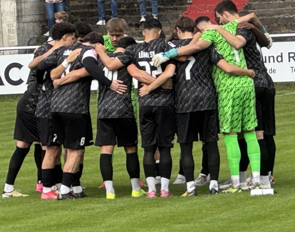 Auf geht's Männer, noch einmal im Kreis einschwören. © rur