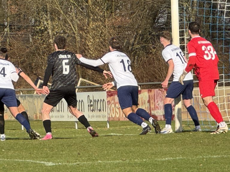 Intensive Zweikämpfe prägten das Spiel gegen den SVA © rur