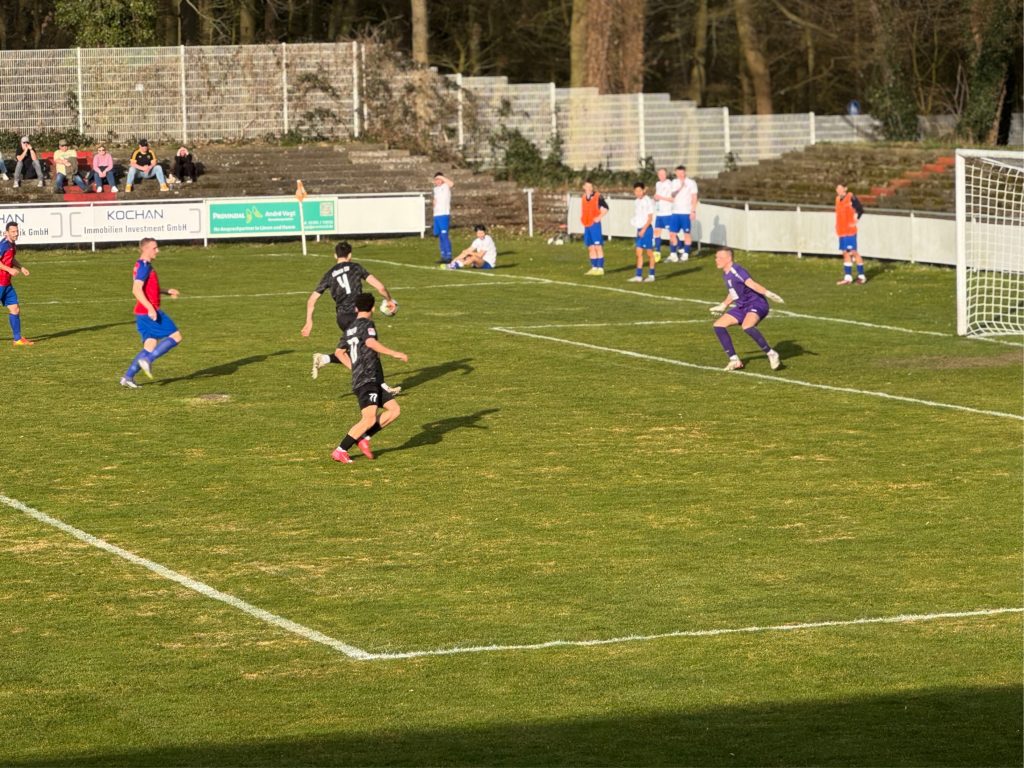 Tobias Hartmann mit seinem dritten Tor gegen den Werner SC.© rur