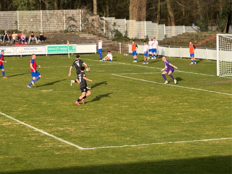 Tobias Hartmann mit seinem dritten Tor gegen den Werner SC.© rur