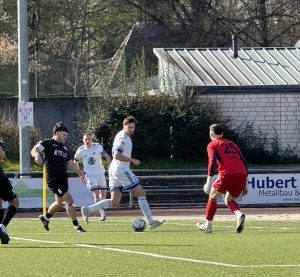 Kapitän Enis Delija vernascht die Abwehr des VfL Senden. © rur