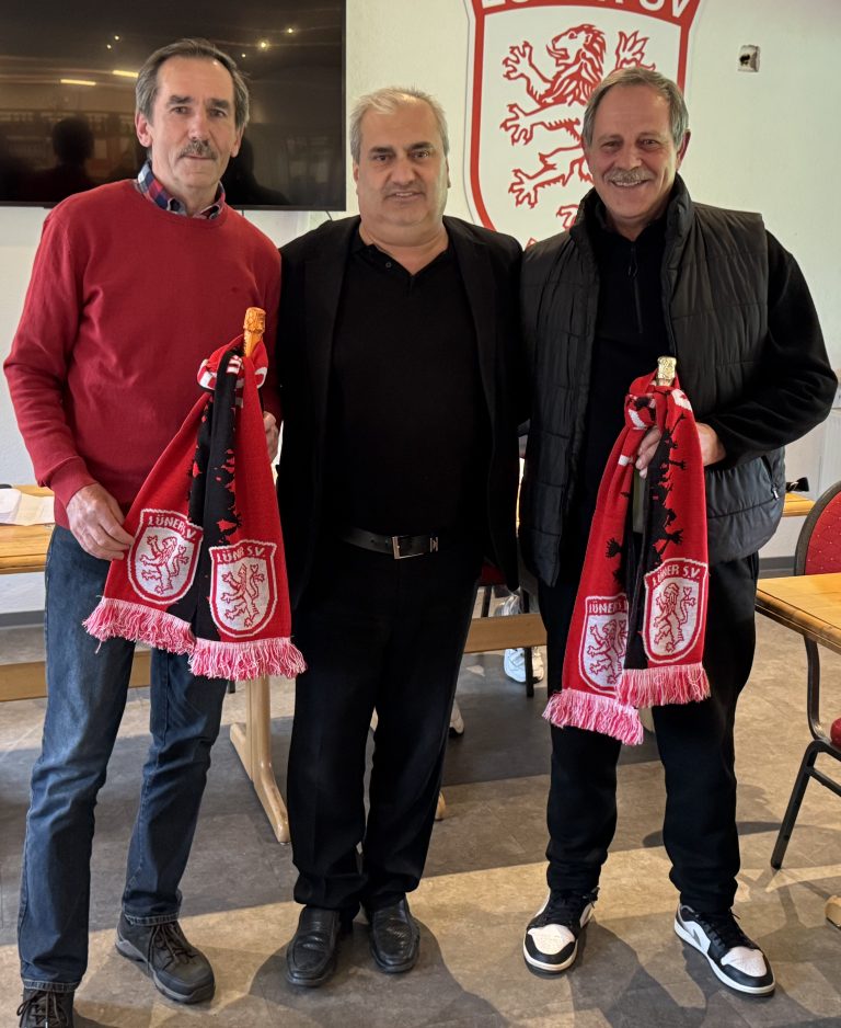 Vorsitzender,Imdat Acar, ehrte zwei verdiente Urgesteine des LSV und würdigte deren ehrenamtliches Engagement und Hilfsbereitschaft in all den Jahren. (v.l.n.r.). Richard Scheiring (40 Mitgliedsjahre), 1. Vorsitzender Imdat Acar, Tafil Kralani (42 Mitgliedsjahre). © rur