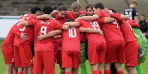 Hier schwört man sich ein. Das allein garantiert noch kein gutes Spiel. (Goldstein)