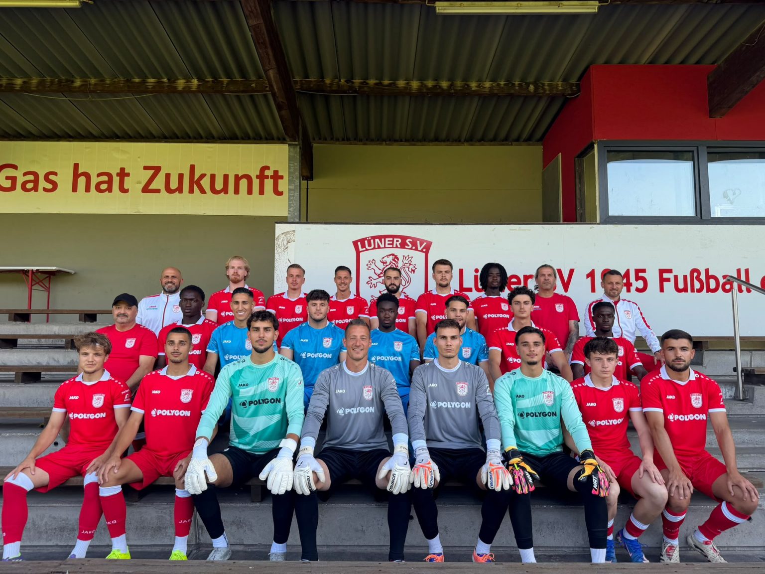 Bildzeile: Hinten v.l.n.r.: Co-Trainer Guiseppe Tripi, Schneider Leon, Heidbrink Erik, Tomasello Allessandro, Mikul-janac Daniel, Masic Amer, Diara Ibrahim, Sportdirektor Tuna Kayabasi, Coach Dimitrios Kalpakidis, Mitte v.l..n.r.: Yelmen, Erkan, Betreuer, Ateghang, Chi Jason, Cardoniz, Ajala Mateus, Delija, Enis, Olug-bemi, Matthew Damilola, Bayer, Can, Topojani, Erijon, Thomas Quayson Tabi, Vorne v.l.n.r.: Lleshaj, Fabian, Ilic, Darko, Polat, Arda, Lemke, Jörg, Rothkamm, Alexander, Kalut, Ahmad, Hymer Luis Ante, Cenaj, Redon, Es fehlen: Kunze Tom Louis, Ergüven, Mert, Mochuliak, Rienat, UGUR Devin.