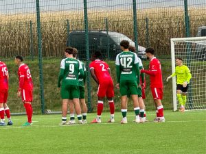 SV Rödinghausen II, stets gefährlich bei ruhenden Bällen. © rur
